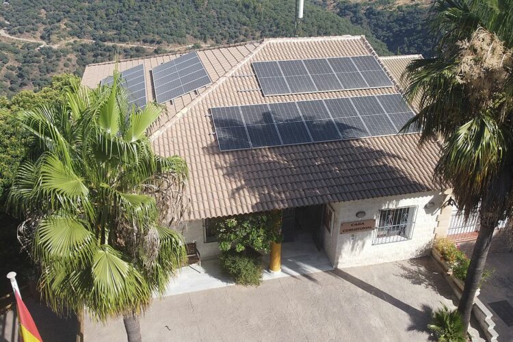 Pujerra instala placas de energía solar en edificios municipales