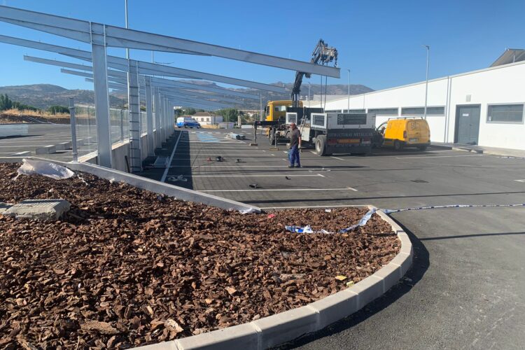 Comienza la instalación de más zonas de sombra en los aparcamientos e interior de la nueva piscina municipal