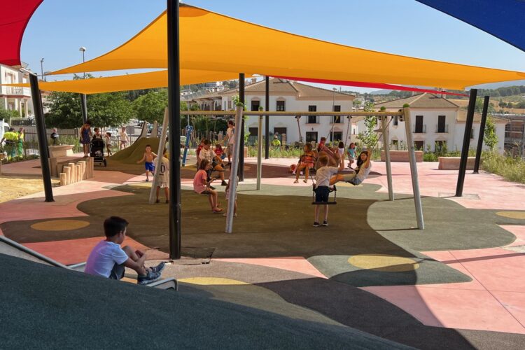 El Ayuntamiento finaliza la instalación de zonas de sombra en el parque de la Cruz de San Jorge