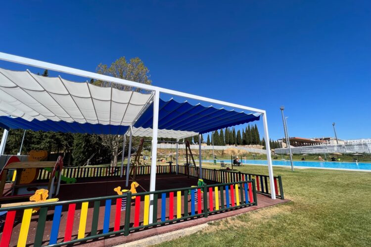 Instalan una zona de sombra en el parque infantil de la nueva piscina municipal