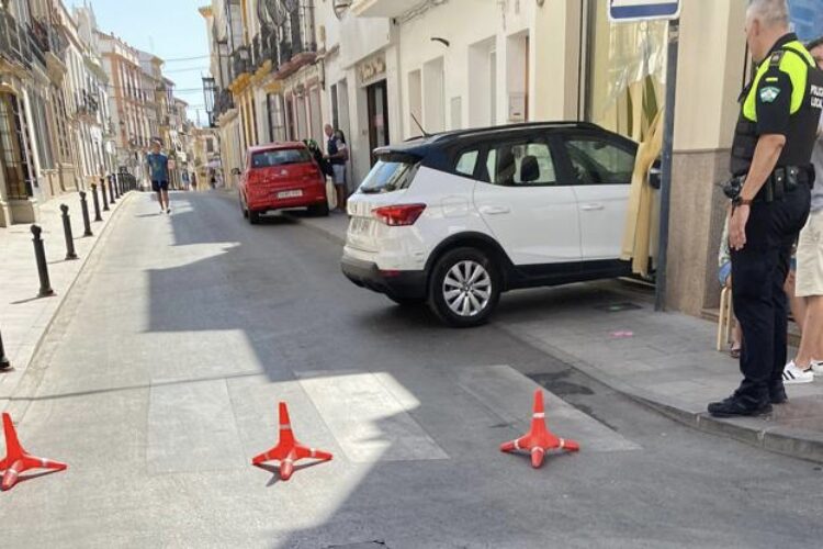 Un vehículo se empotra contra un comercio en la calle Almendra