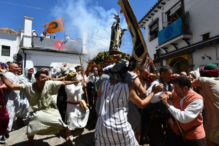 Benalauría volvió a disfrutar con su fiesta de Moros y Cristianos