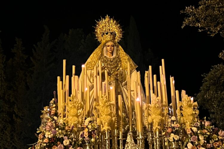 La Virgen de la Paloma se luce por las calles en un día histórico para la hermandad