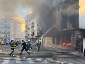 Más de cien personas participaron en la extinción del incendio.