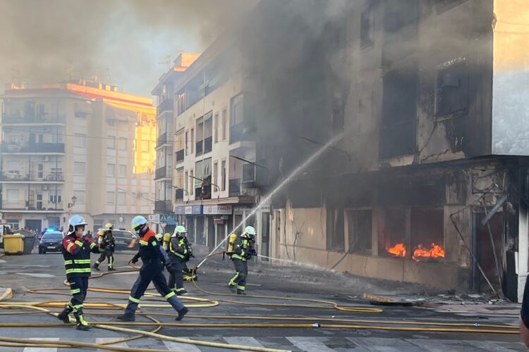 Incendio en el bazar chino: tres bomberos intoxicados por humo y decenas de vecinos desalojados de sus viviendas