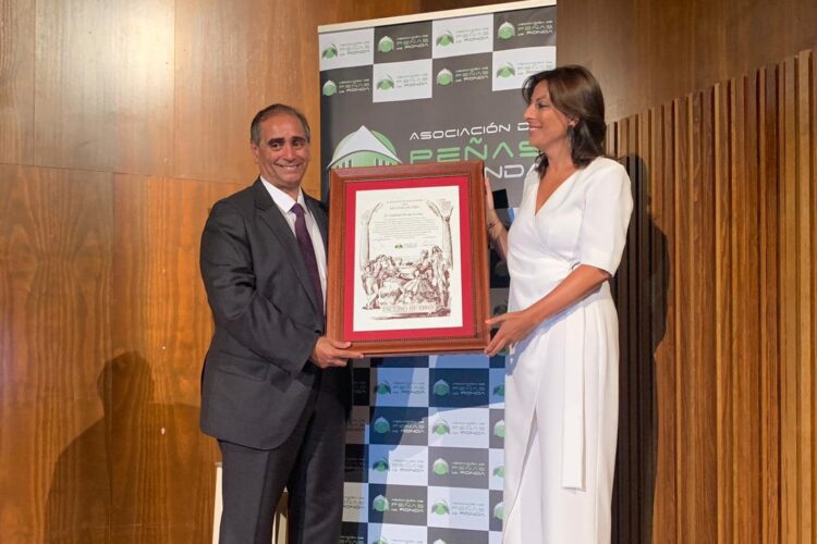 Gabriel Pardo recibe el ‘Escudo de oro’ de la Asociación de Peñas de Ronda