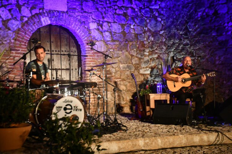 El cantautor Javier Ruibal abrió el festival ‘Bajo la Luna’ de Benadalid