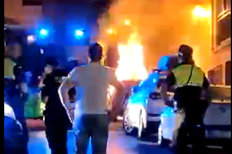 Un turismo resulta calcinado tras arder de madrugada en la calle Granada