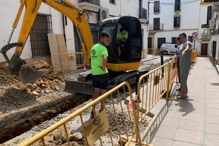 Renuevan la la red de saneamiento en la calle Calvo Asensio