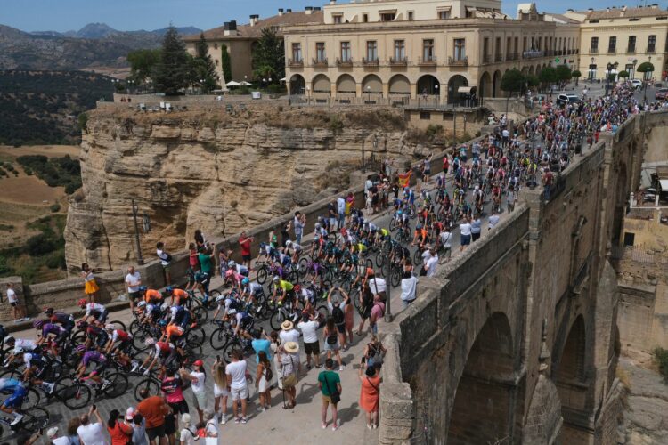 Ronda da la salida a la 13ª etapa de la Vuelta Ciclista a España