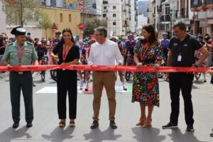 La alcaldesa y el presidente de la Diputación han cortado la cinta.