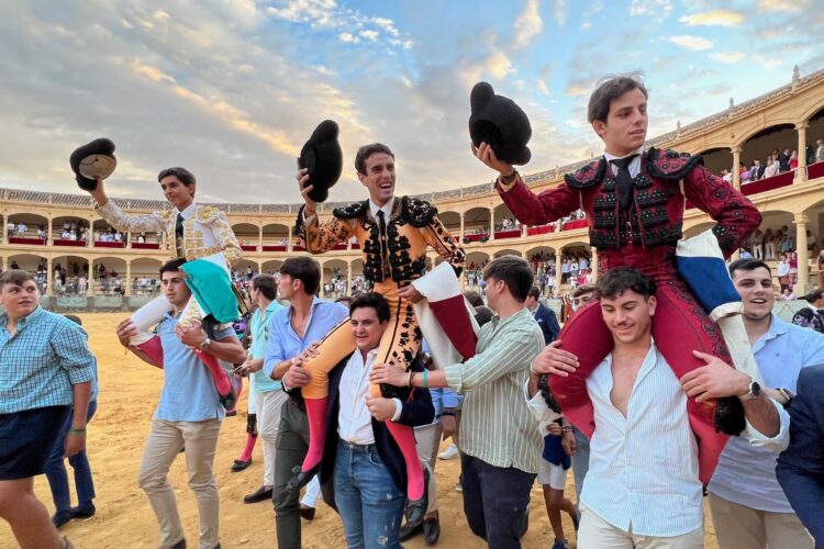 Puerta grande para los novilleros Ignacio Candelas, ‘Moli de Ronda’ y Manuel Román