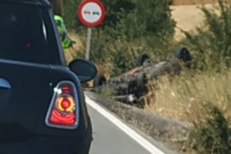 Una joven resulta herida tras volcar su vehículo en la carretera Ronda-Campillos