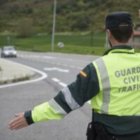 Un conductor huye a pie campo a través en Arriate para evitar un control de alcohol y drogas de la Guardia Civil