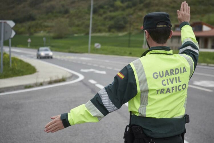 Un conductor huye a pie campo a través en Arriate para evitar un control de alcohol y drogas de la Guardia Civil