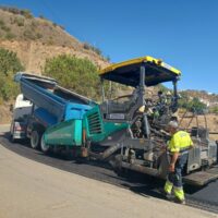 La Diputación de Málaga inicia el asfaltado en siete carreteras de municipios de la Serranía