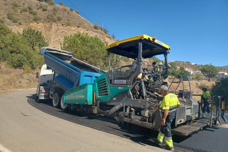La Diputación de Málaga inicia el asfaltado en siete carreteras de municipios de la Serranía