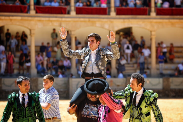 Guillermo Hermoso de Mendoza triunfa en la corrida de rejones y sale por la puerta grande de la Maestranza