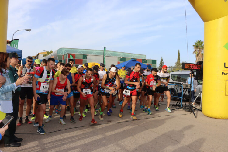 Cerca de 500 deportistas homenajean a la Guardia Civil participando en la IXV edición de la carrera HAGUA