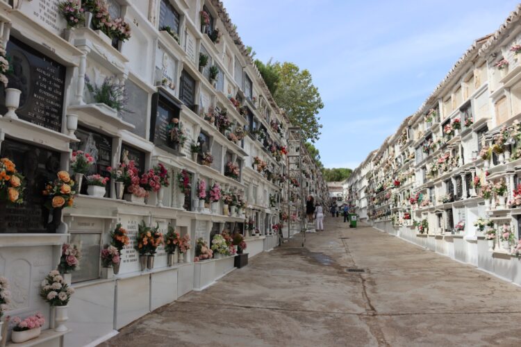 El Cementerio de San Lorenzo se pone a punto para el Día de Todos los Santos