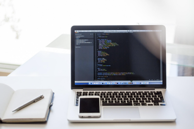 ¿Qué es un desarrollador full stack y cómo convertirse en uno?