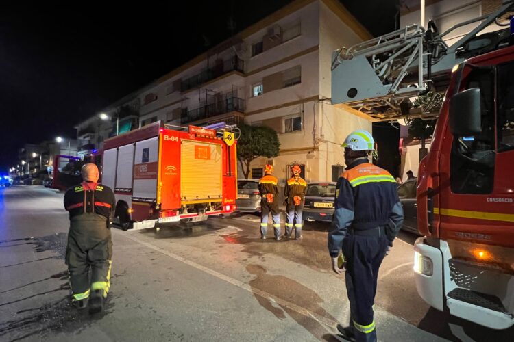 Tres personas resultan intoxicadas en un incendio declarado en un piso de la avenida Andalucía