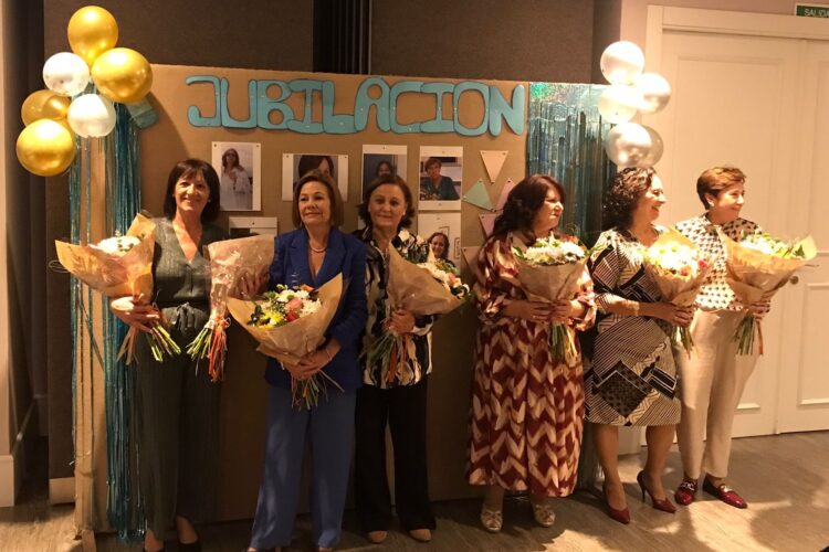 Sanitarios de Consultas Externas del Hospital homenajean a las compañeras que se han jubilado