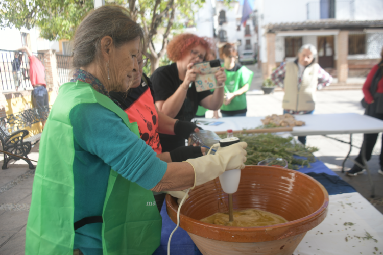 Vecinos de Algatocín aprenden a fabricar jabón ecológico en una campaña contra el cambio climático