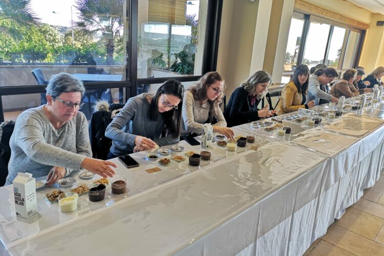 David Verdú ofrece un taller de tabletas de chocolate con fines solidarios