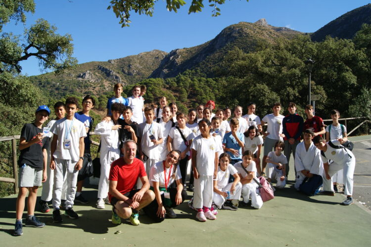 Los karatecas del Club Bushido logran ocho medallas en el Circuito Provincial celebrado en Istán