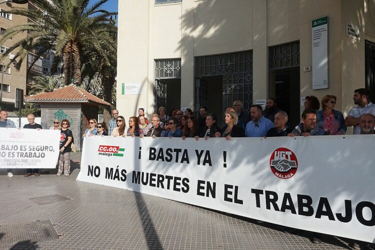 CC.OO y UGT se manifiestan tras la muerte del trabajador de Ronda y para reclamar más medidas de seguridad