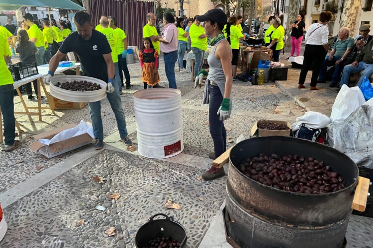 El barrio de San Francisco sigue impulsando las tradiciones con el tostón de castañas de Todos los Santos