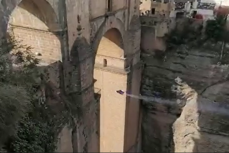 El ‘Hombre pájaro’ consigue su objetivo y atraviesa el Puente Nuevo por el arco central