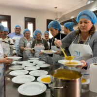 Veinticinco vecinos de Benaladid aprenden sobre gastronomía social y saludable gracias a la Diputación