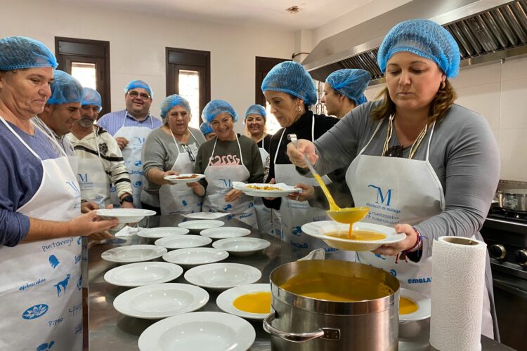 Veinticinco vecinos de Benaladid aprenden sobre gastronomía social y saludable gracias a la Diputación