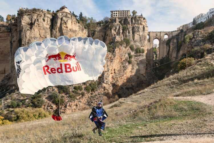 Daniel Román, el ‘Hombre pájaro’ ofrecerá este viernes una exhibición de saltos en el Puente Nuevo