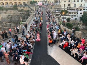 El Puente Nuevo acogió la pasarela de moda.