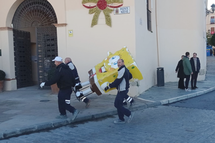 Operarios de Soliarsa rescatan del fondo del Tajo la figura de Bob Esponja que fue robada en Nochebuena