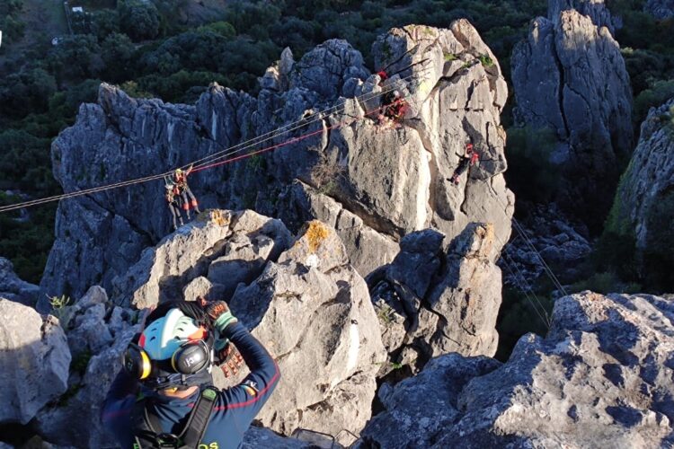 Los bomberos rescatan a una senderista que quedó atrapada en una tirolina en Gaucín