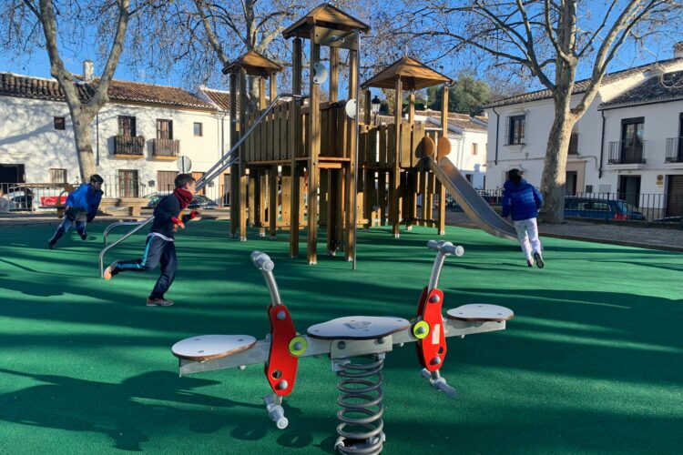 El Ayuntamiento remodela el parque infantil del Ruedo Alameda, en San Francisco