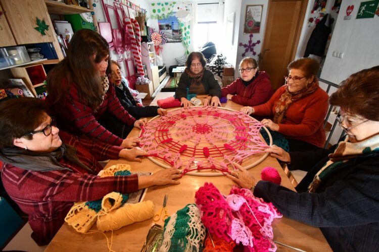 Mujeres de Cartajima participan en un taller de crochet