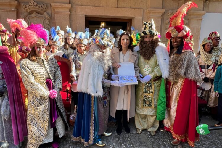 Melchor, Gaspar y Baltasar reciben la llave de la ciudad para poder dejar sus regalos en todos los hogares de Ronda