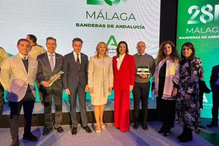 La Junta entrega a la Agrupación de Hermandades y Cofradías de Ronda la ‘Bandera de Andalucía’
