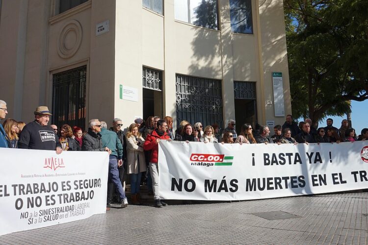 CC.OO y UGT celebran una concentración en Málaga en protesta por el trabajador fallecido en Atajate