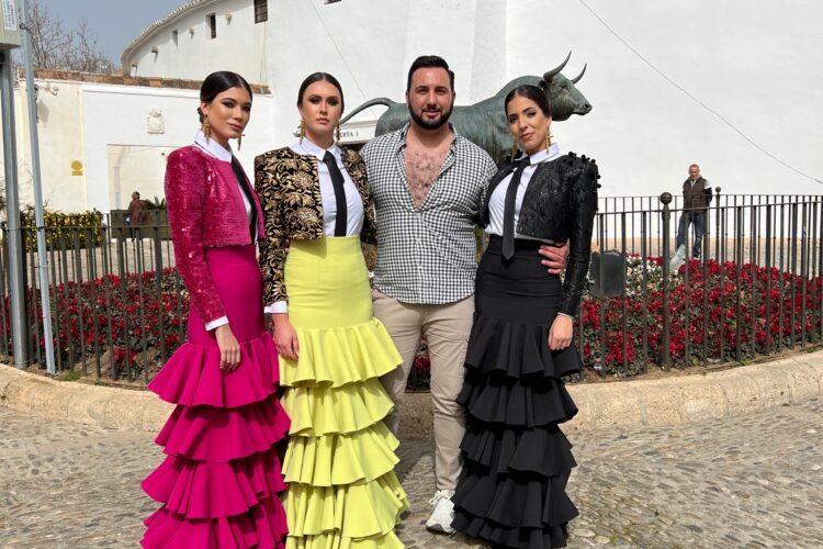 El diseñador sevillano Ernesto Sillero promocionará su nueva colección de trajes flamencos con los paisajes de Ronda de fondo