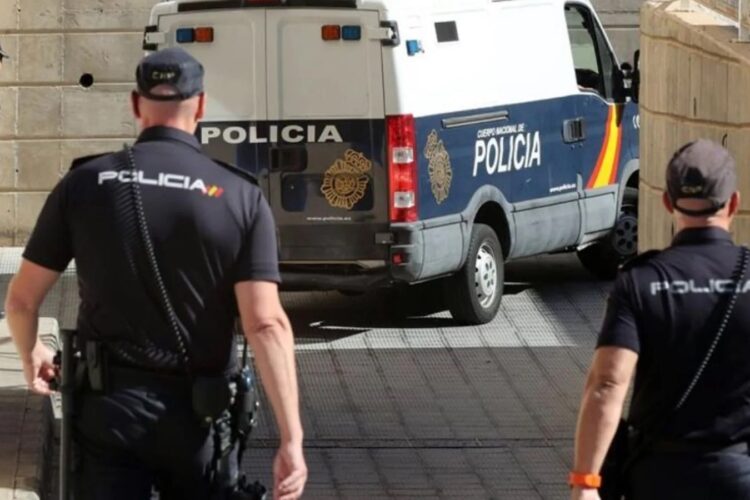 La Policía Nacional investiga a una mujer en Ronda por obtener contratos de trabajo con una tarjeta de residencia falsa