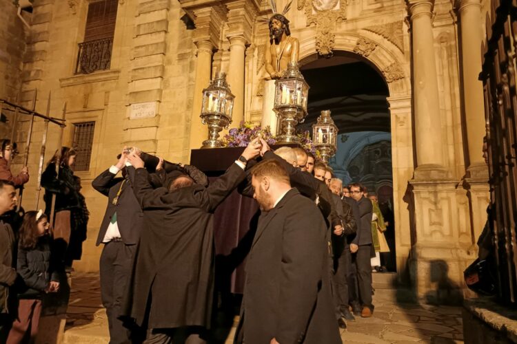 Numerosos cofrades participan en el Vía Crucis de Cuaresma