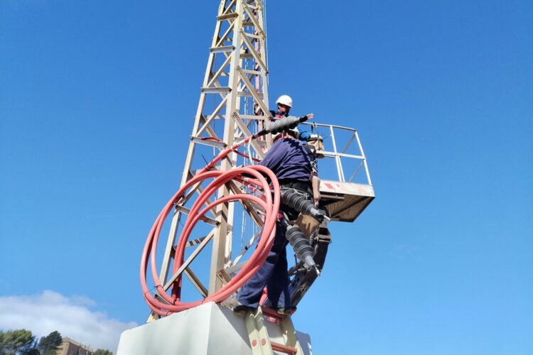 Avanzan los trabajos de soterramiento del cableado eléctrico en el camino del arroyo de Las Culebras