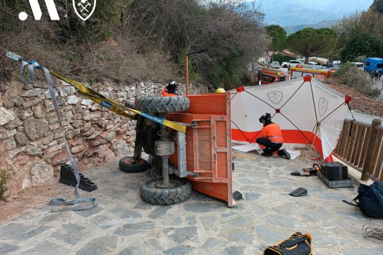 Fallece un trabajador de 56 años al caer un tractor sobre él en Atajate