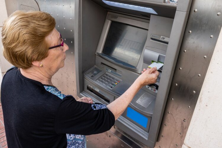 La Diputación facilita la instalación de cajeros automáticos en Benalauría, Jimera de Líbar, Serrato, Algatocín y Júzcar